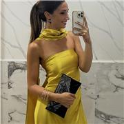 Hace 5 años que soy docente de moda en diseño, estilismo e inglés textil. Amo enseñar y aprender de mis alumnos, creo que enriquece mucho y te hace ser mejor docente.